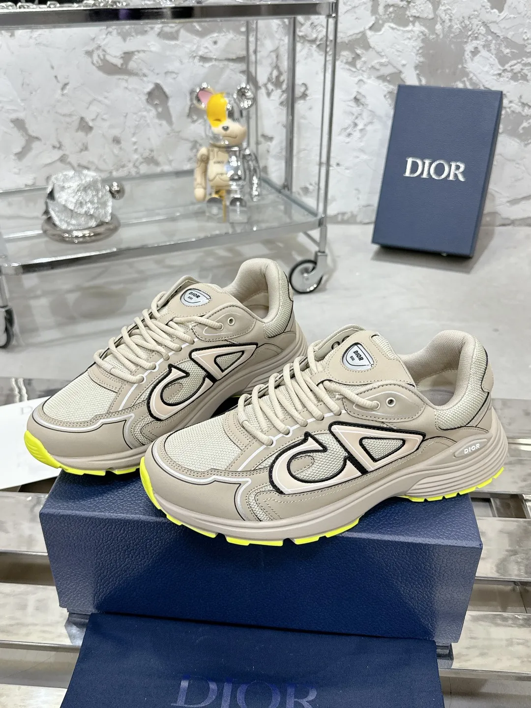 Men's men's shoes 💰600❤️❤️❤️High version Dior Dior's latest color matching B30 series reflective dad sneakers original 17380💰 purchased for development and production Brand new B30 sneakers Dad Shoes style shoes that follow the trend of the retro market The Dior logo on the tongue also indicates that this pair of shoes is the B30 model! B30 uses fine-textured leather and mesh cloth materials to form a shoe body. There are conspicuous letters CD on both sides of the shoe body to indicate identity. Many lines on the shoe body outline details to make the shoes look less monotonous and full of retro flavor. The delivery counter is exquisitely packaged🛍📦 ▪️Fabric: Original customized technical fabric + mesh ▪️Inner lining: Customized breathable lining ▪️Outsole: Original molded IP foam + TPU outsole ▪️Sole thickness: 3.5CM ▪️Size: Women’s size 35-40 / Men’s size 39-46